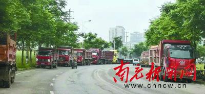 南充新闻网 禁停标志成摆设 南充这里成大货车停车场