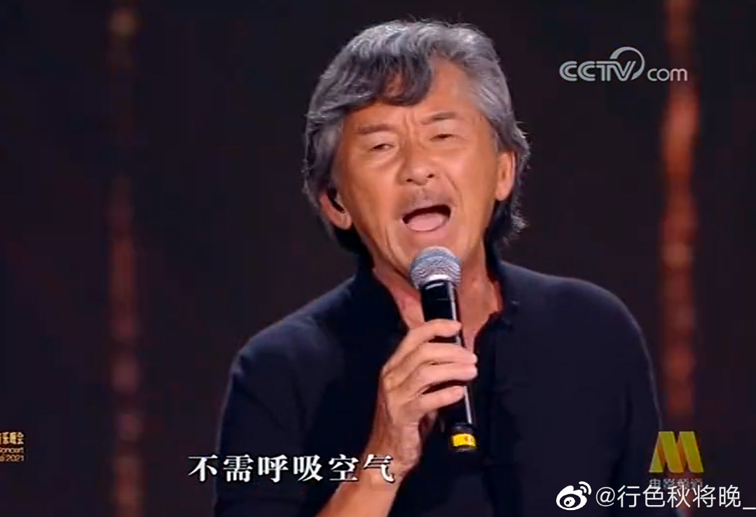 王菲|王菲谢霆锋同场亮相中秋晚会，小谢听女友名字毫无反应，表情有点僵