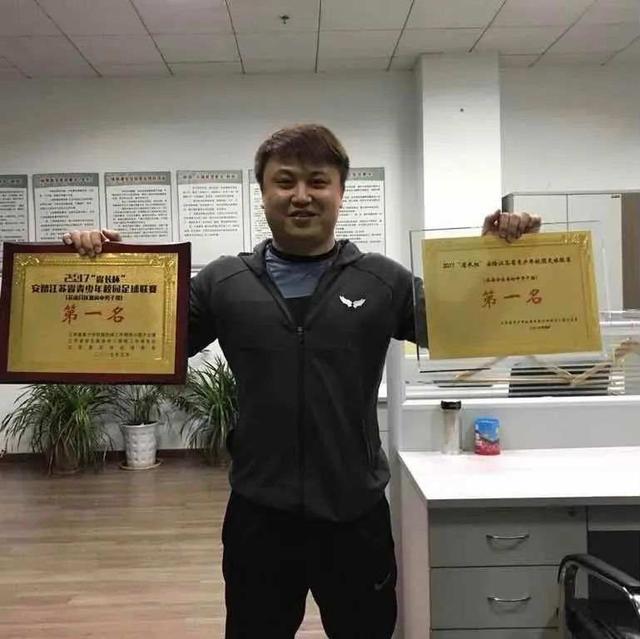 半岛新闻客户端 工资卡突然到账100万？这位人民教师决定报警