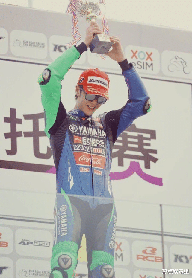 王一博|王一博追星罗西再出糗，记错年龄后庆生又迟到，曾被质疑是立人设