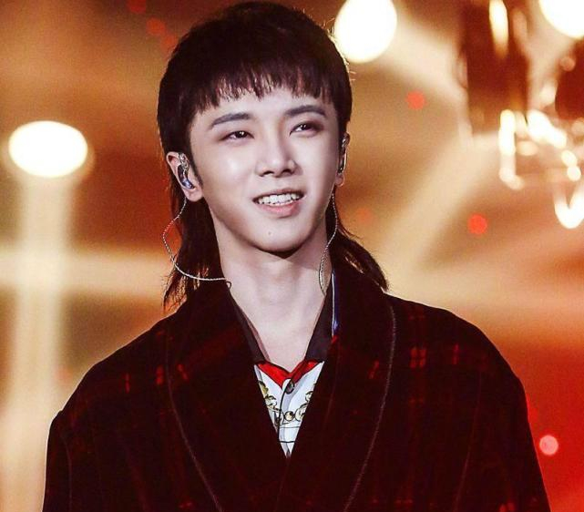 华晨宇|华晨宇承认生女后，现女友身份疑似曝光，网友直言：你摊上事儿了