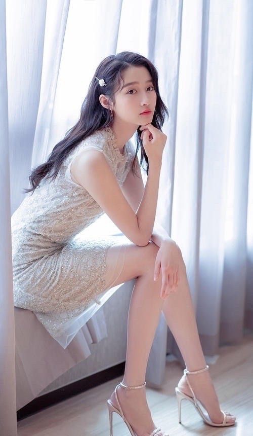 关晓彤|关晓彤穿黑丝逛街，颜值逆天长腿诱人，不怪鹿晗把持不住