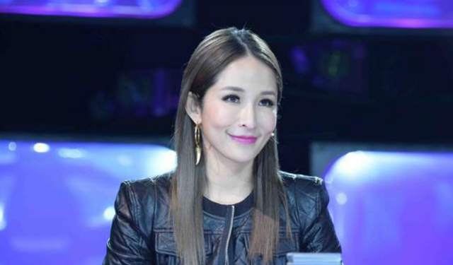 王雷|王雷母亲上节目，太年轻让主持人当场愣住，王爸救场：这是他亲妈