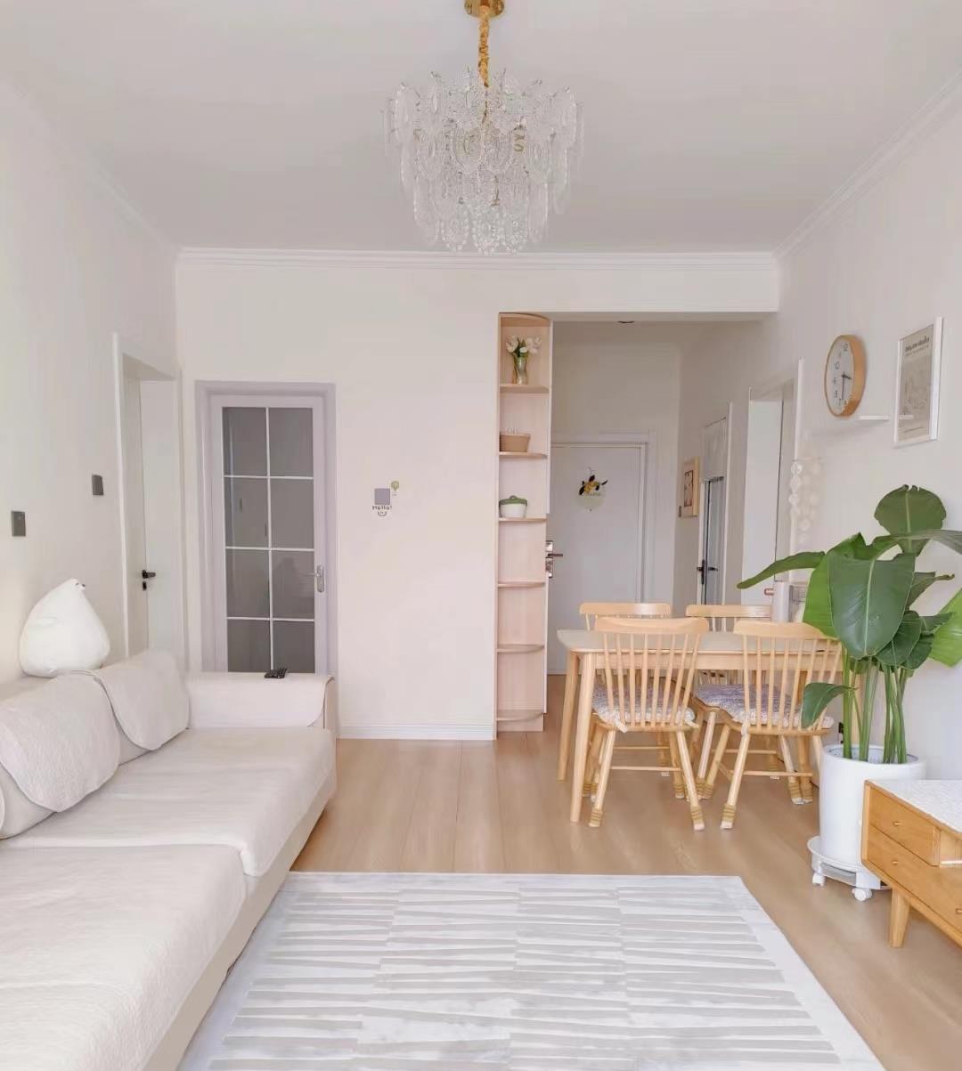 她的新家坚持“化繁为简”，全屋干净整齐且舒适