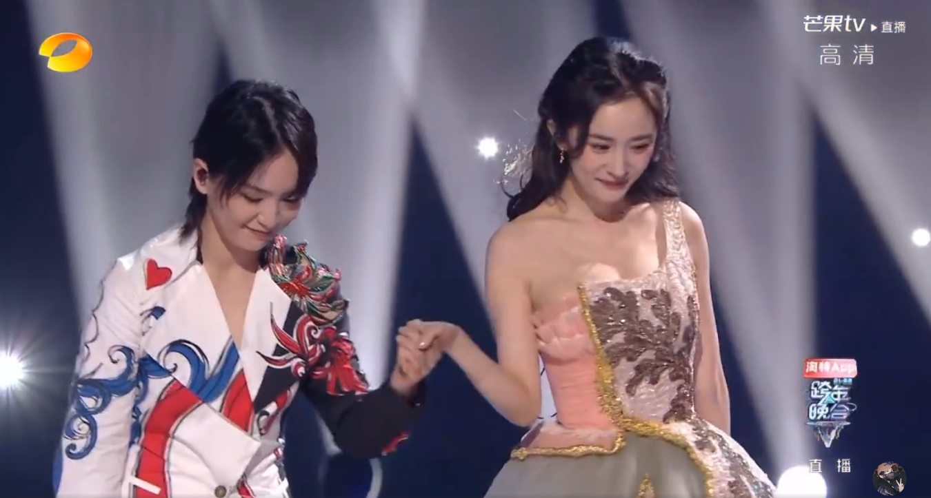 杨幂|杨幂周笔畅跨年合唱《小幸运》，牵手、对视，一整个被甜到