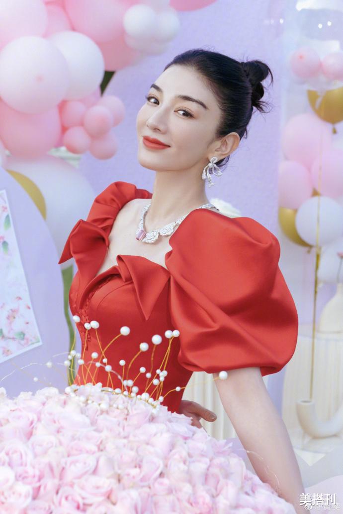 美搭刊|44岁黄奕生日，红裙配丸子头甜美妩媚，8岁女儿铛铛太不像妈妈了