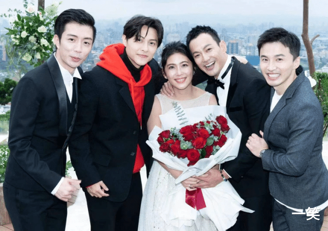 威廉|恭喜！36岁棒棒堂成员威廉求婚成功，32岁主播女友感动到哭