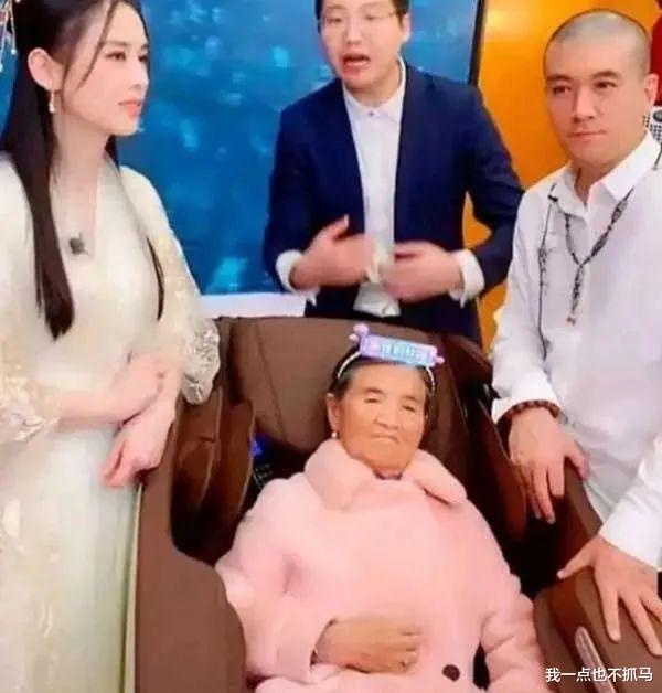 黄圣依|黄圣依86岁婆婆满脸疲惫、直播卖货引争议
