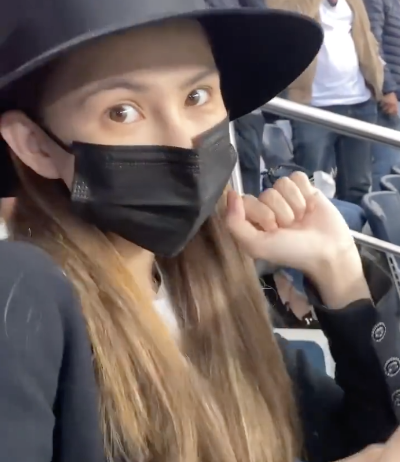 李菲儿|周杰伦携昆凌巴黎观战梅西球赛，赛前播放《Mojoto》周董直呼惊喜