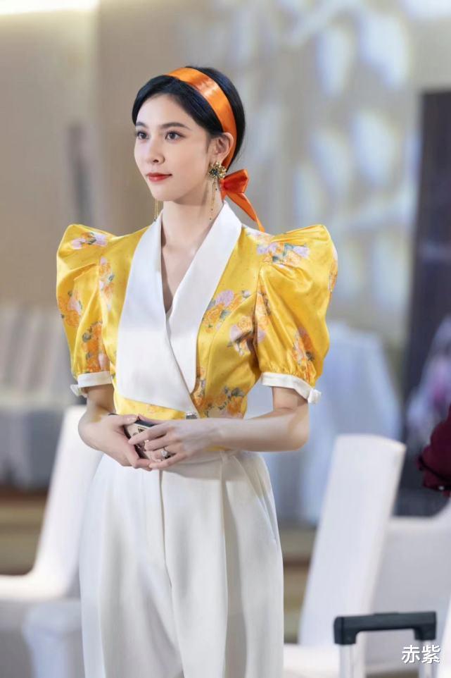 赤紫 宋妍霏剧中穿搭实用又耐看，换季借鉴美感增加一倍