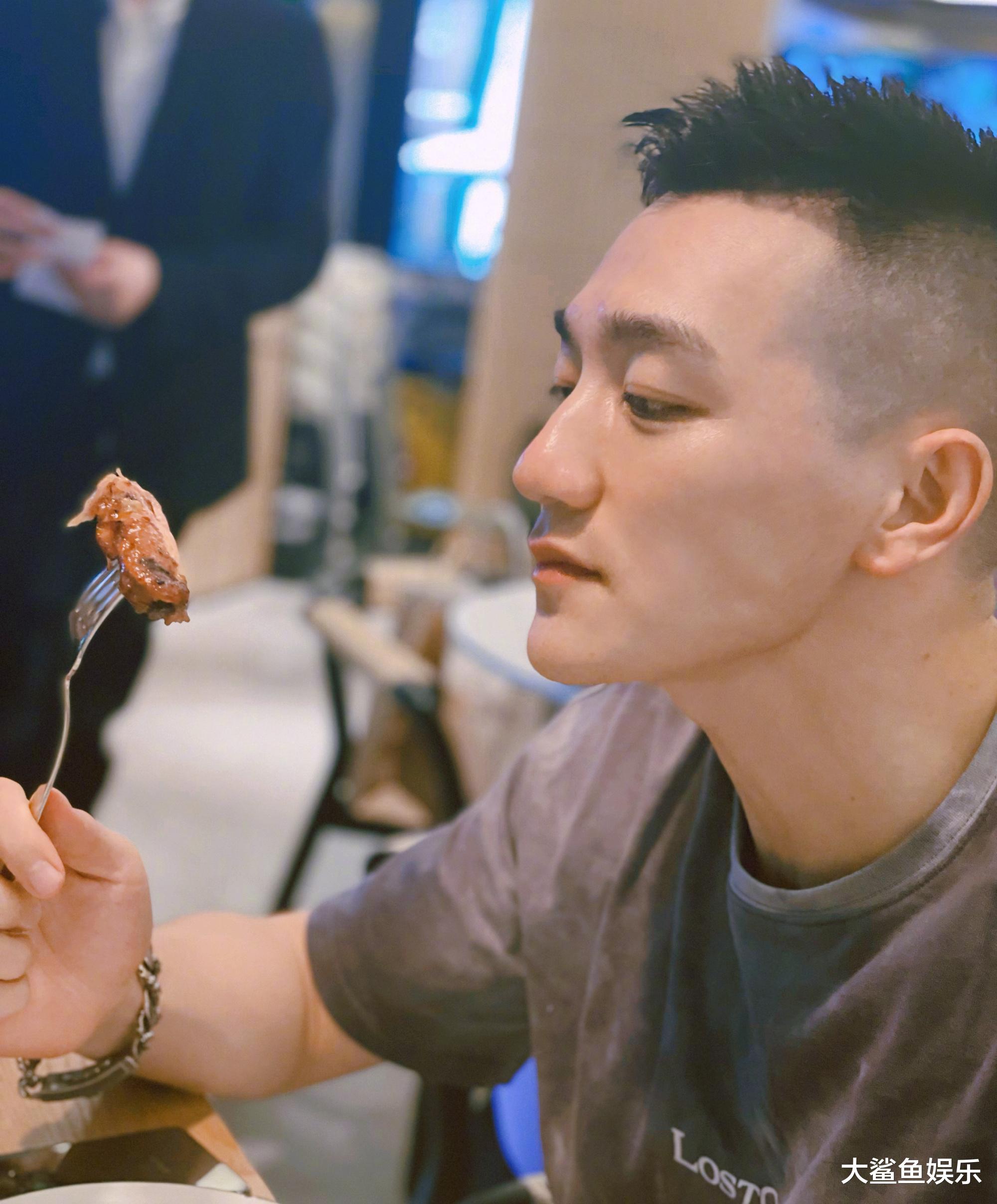 马伊琍|张馨予罕见高调晒老公帅照，穿国货潮牌配寸头侧颜帅过男明星