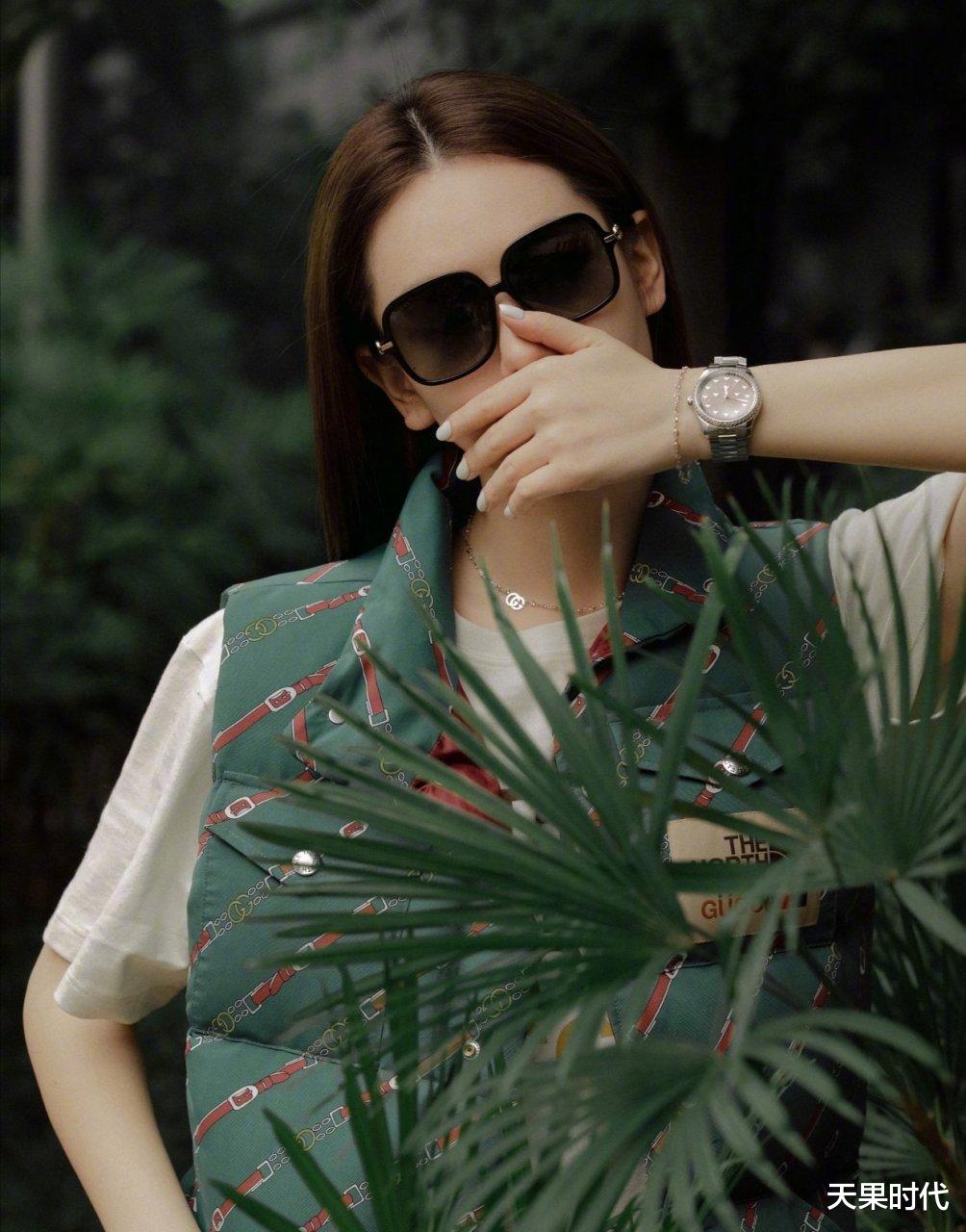 天果时代 戚薇不愧是时尚达人，短袖搭配棉马甲让人看不懂，不知是冷还是热