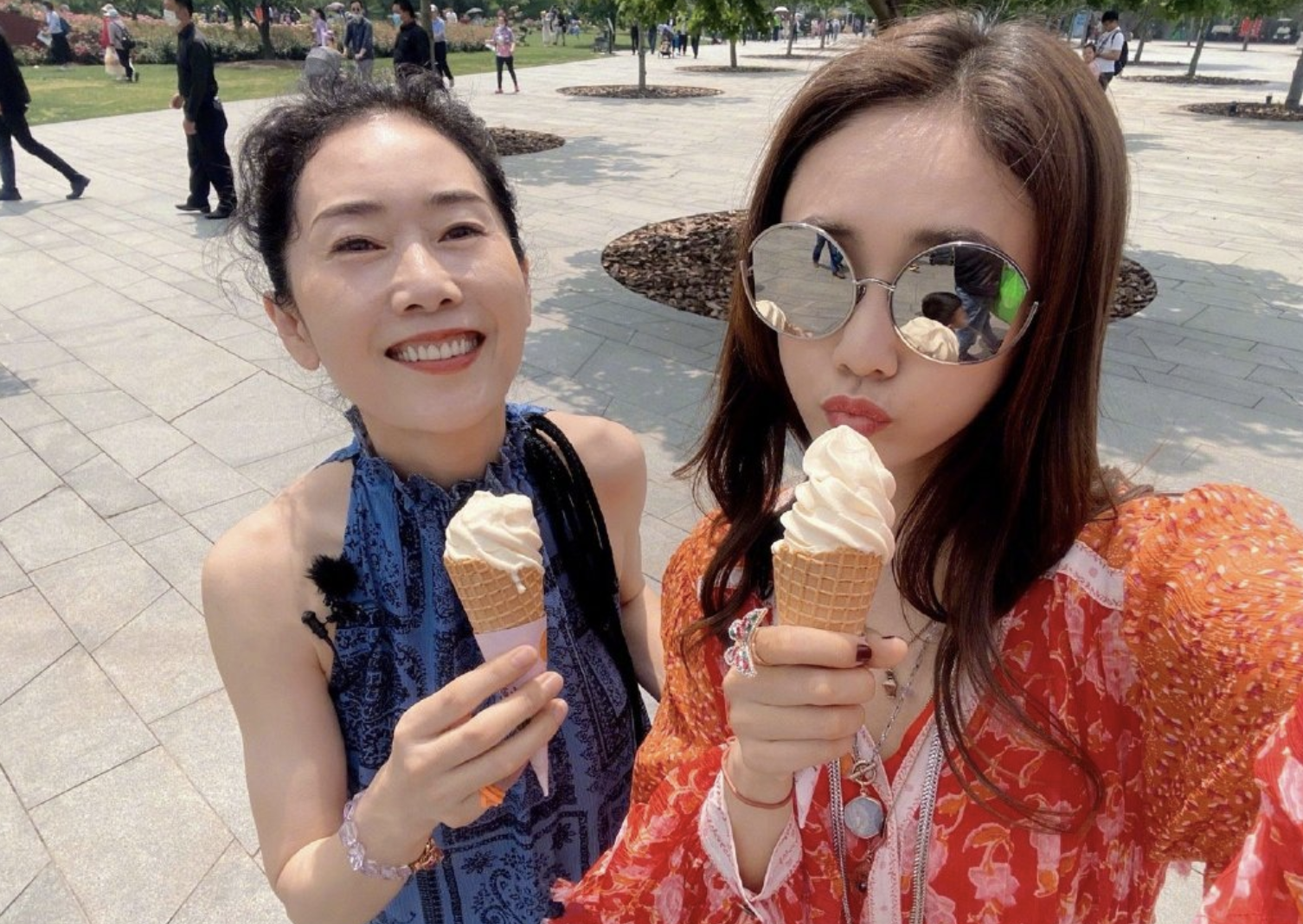 刘芸|刘芸晒与63岁妈妈户外合影,母女秀高挑身材,同吃冰淇淋像姐妹花