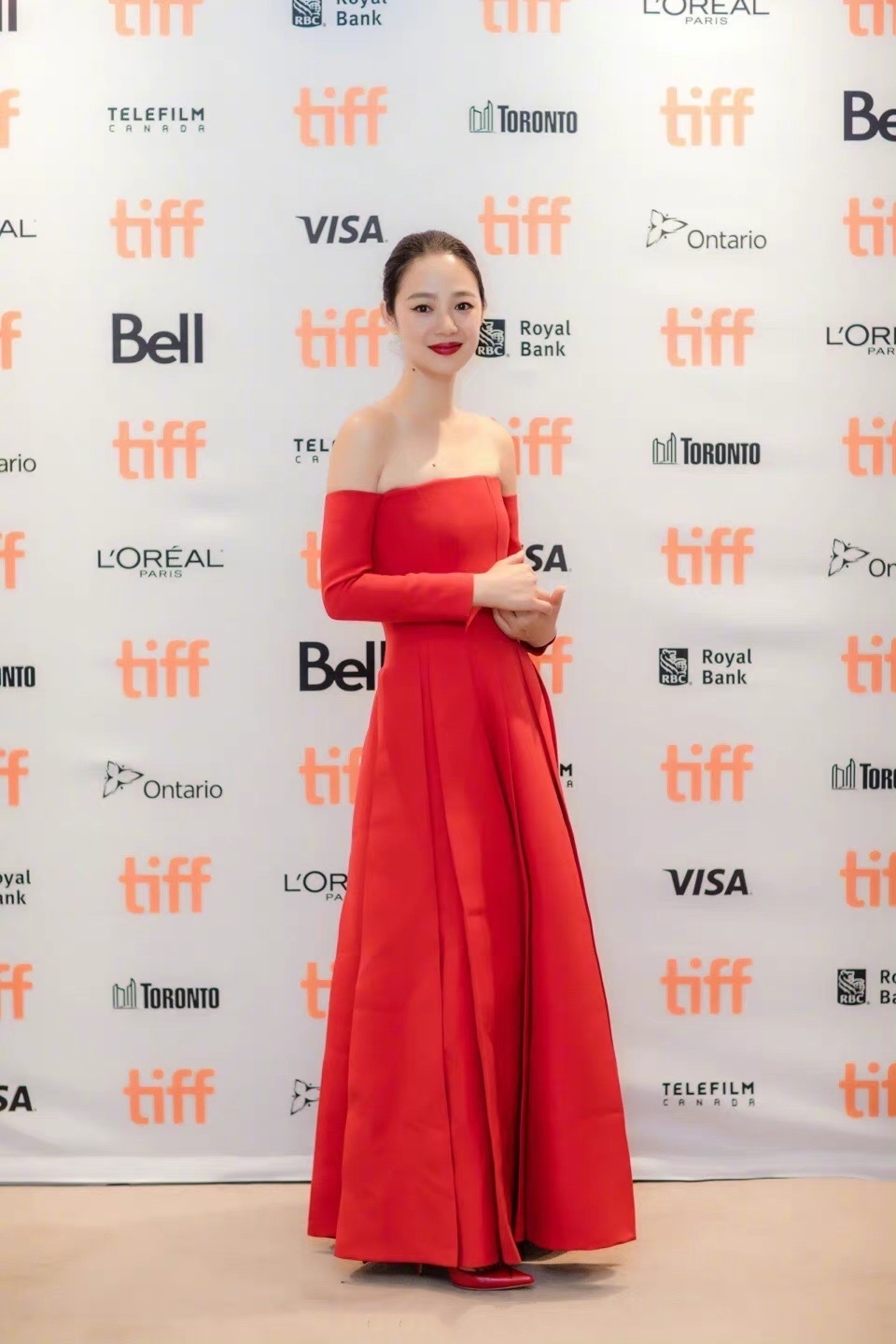 哚乐Like时尚 姜文老婆可真美，周韵抹胸红裙秀曼妙身姿，冷淡的妩媚好迷人