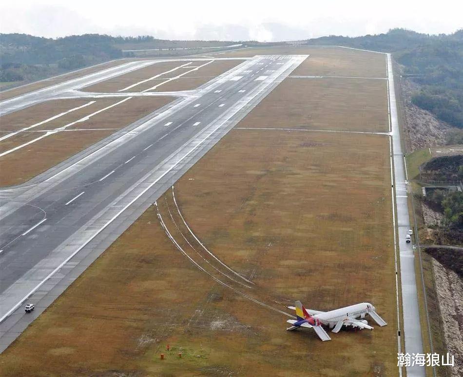 瀚海狼山 飞机可能会冲出跑道,机场区域为何不全部铺上水泥?