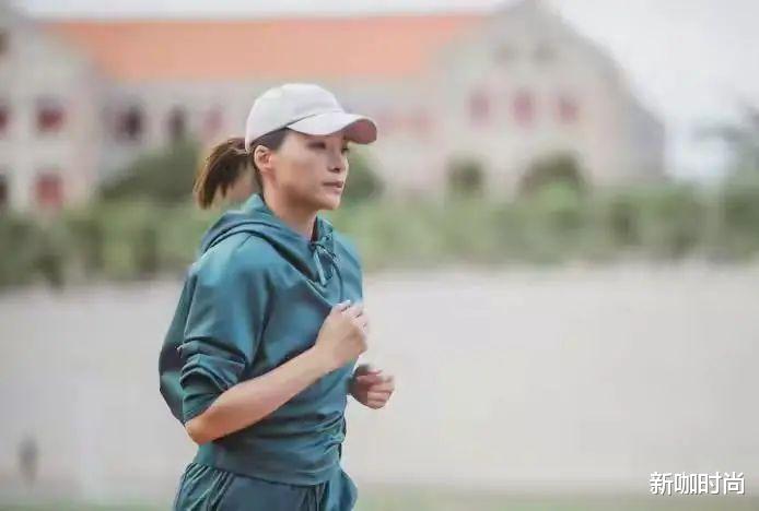 新咖时尚|董卿状态好得没话说，绿色运动服配棒球帽，年近五十却像个大学生