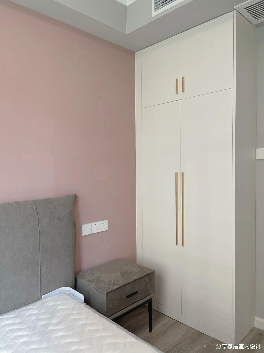|她家花了20万装修，全屋网红灰，漂亮又耐脏，木匠打柜子也很满意