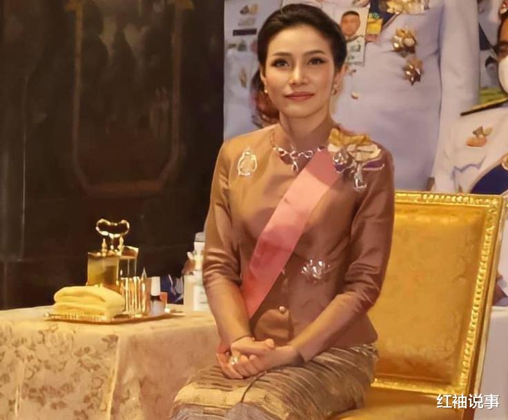 诗妮娜|诗妮娜向王后宣战，看不惯对方直接翻白眼，69岁泰王却熟视无睹