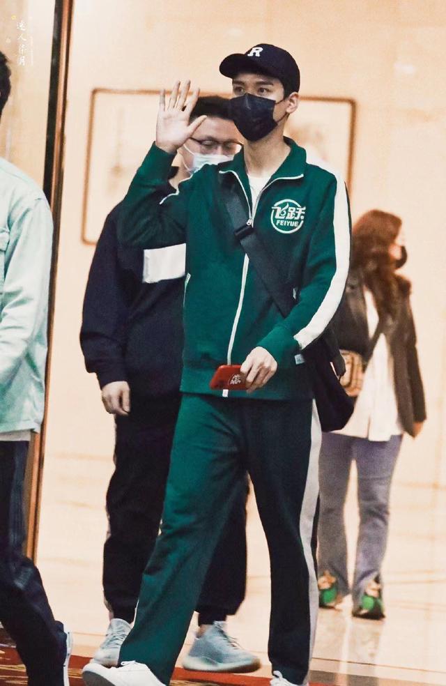 龚俊|龚俊“魔鬼行程”连轴转，近照双眼布满血丝，身体瘦成纸片人