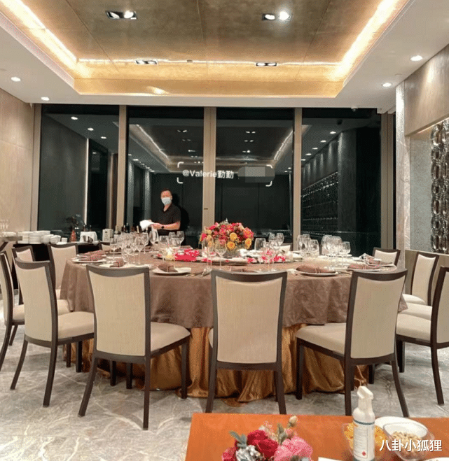 何超琼|59岁何超琼与好友聚会K歌，跟霍震霆同框合照，气场不输年轻名媛