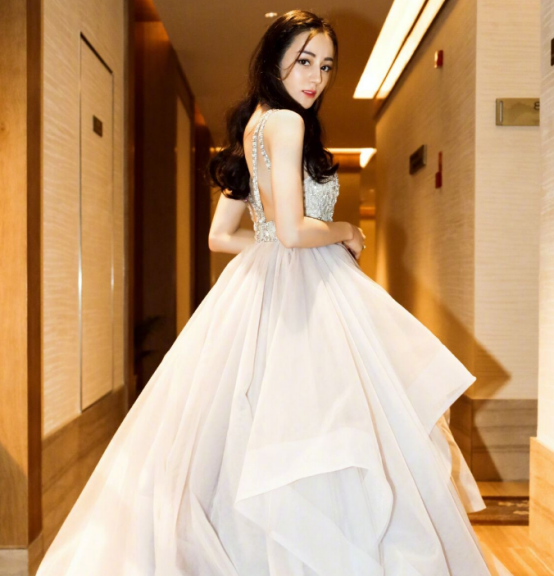 王阳明|“女顶流”迪丽热巴的复杂上位史，和她背后不得不提的“大金主”