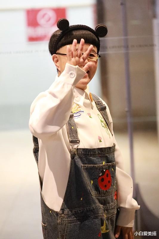 小白爱美搭|90后都长大了,金龟子还是没变,“经典西瓜头”配背带裤还很嫩