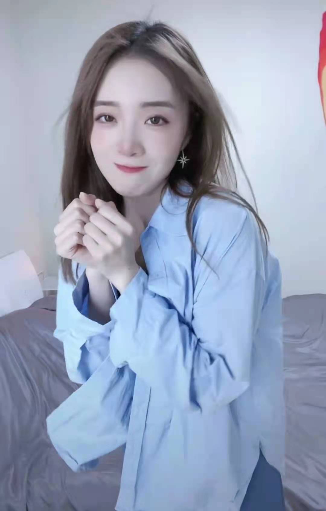 余霜|被兮然取代后，LPL女主持余霜找到新方向？新照太像半藏森林