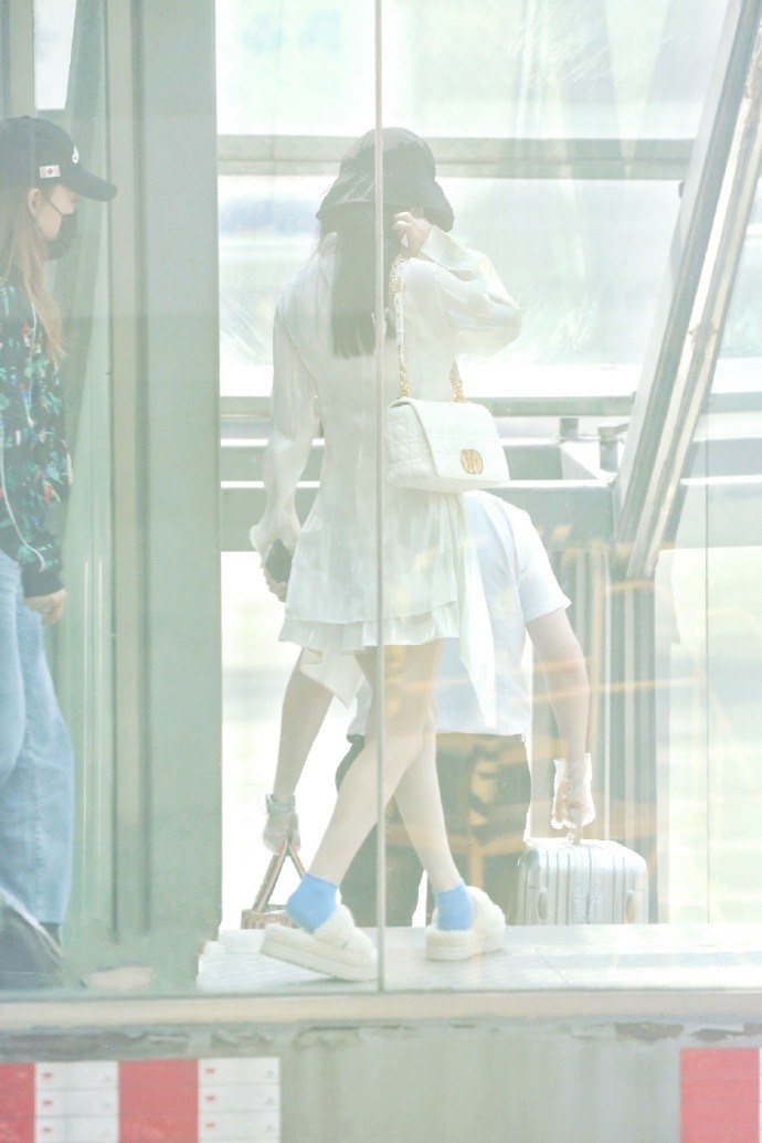 赵丽颖|单身的赵丽颖更舍得破费了,机场穿2000多白衬衫,Dior包也不离身