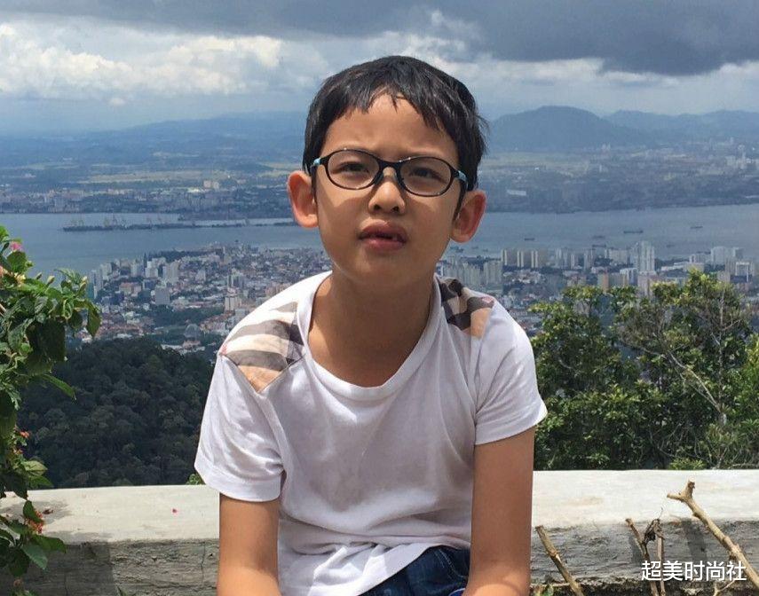 程莉莎|程莉莎儿子被赞“国产混血”！曾是眼镜龅牙弟，现逆袭为帅气暖男