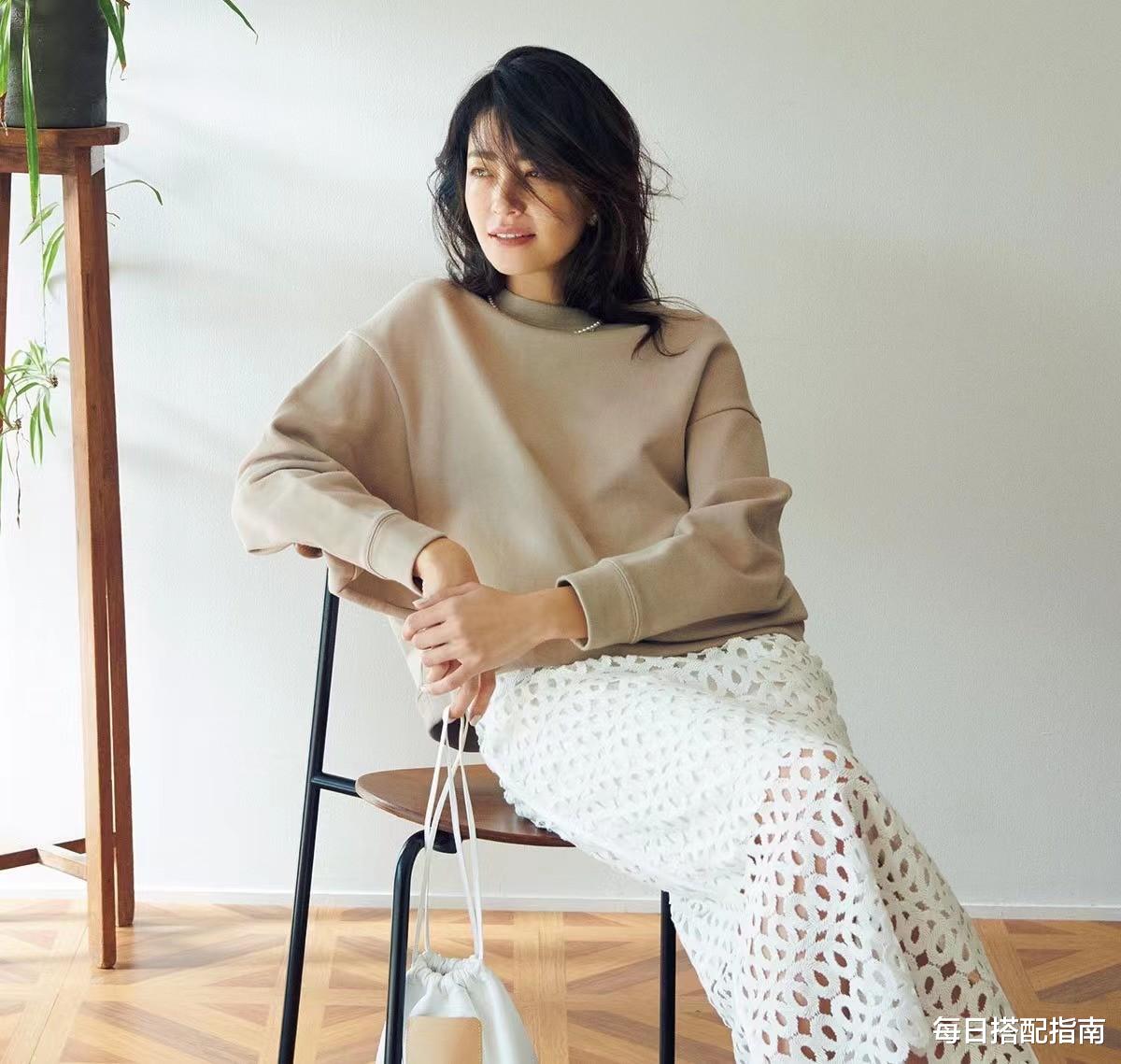 每日搭配指南 秋冬卫衣怎么穿才时髦？掌握这3个搭配方法，休闲随性又好看