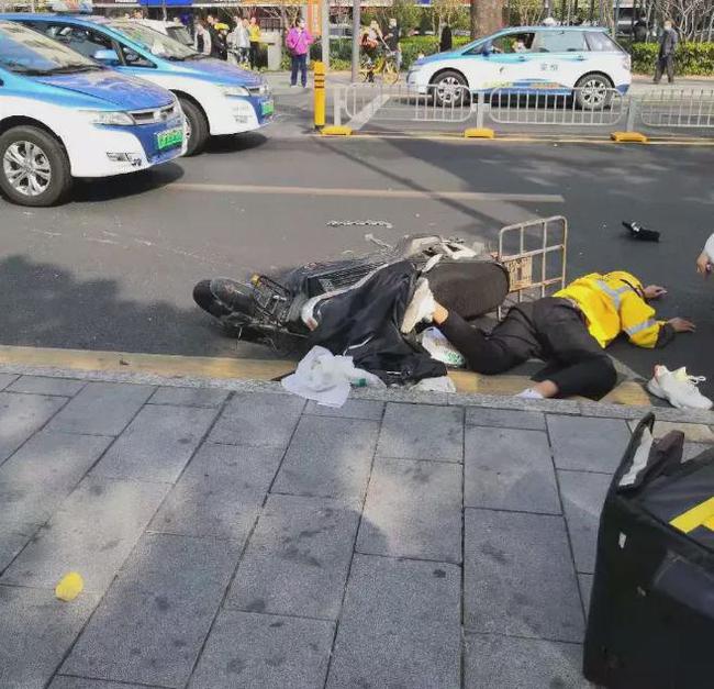 段军平 深圳外卖小哥被出租车撞飞在地，动了几下，怎么也起不来！