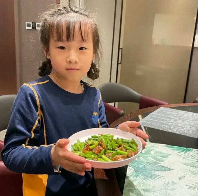 岳云鹏7岁女儿下厨做饭，动作娴熟像模像样，家里干净无奢华装修