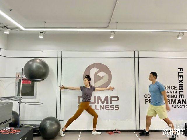 白百何|白百何大方晒体重！自曝122斤 素颜健身大秀身材