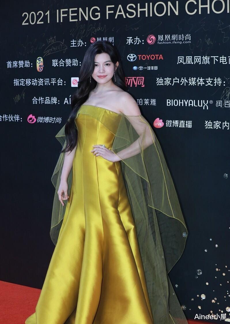 陈妍希|陈妍希虽然是微胖身材，但穿一字肩不遮遮掩掩，看着贵气了不少