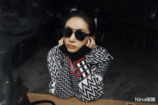 王子文|王子文机场被男友搂超腻歪！穿大衣拎名牌包，富二代男友偶像包袱重