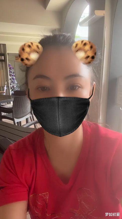 张柏芝|张柏芝清晨起床直播，身后男子正在穿衣服，疑在张柏芝家过夜