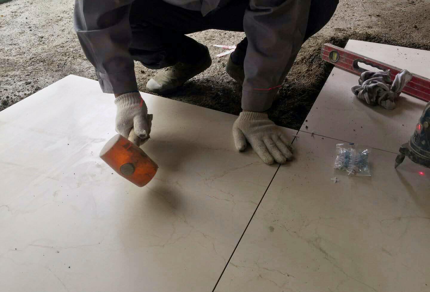 我家全屋瓷砖,爸妈家全屋木地板,两种地面用起来有何不同?