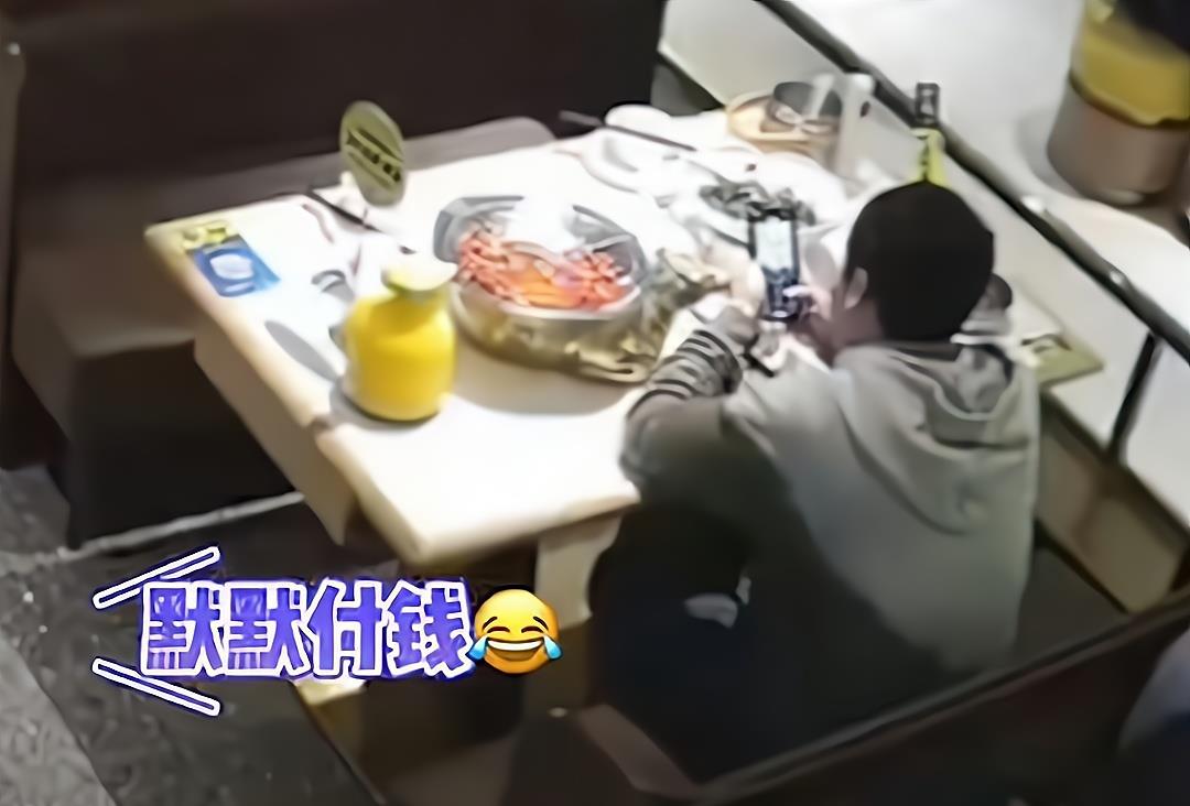 湖南一女子相亲带男闺蜜,摸头、喂菜,行为亲密,吃完结伴离开