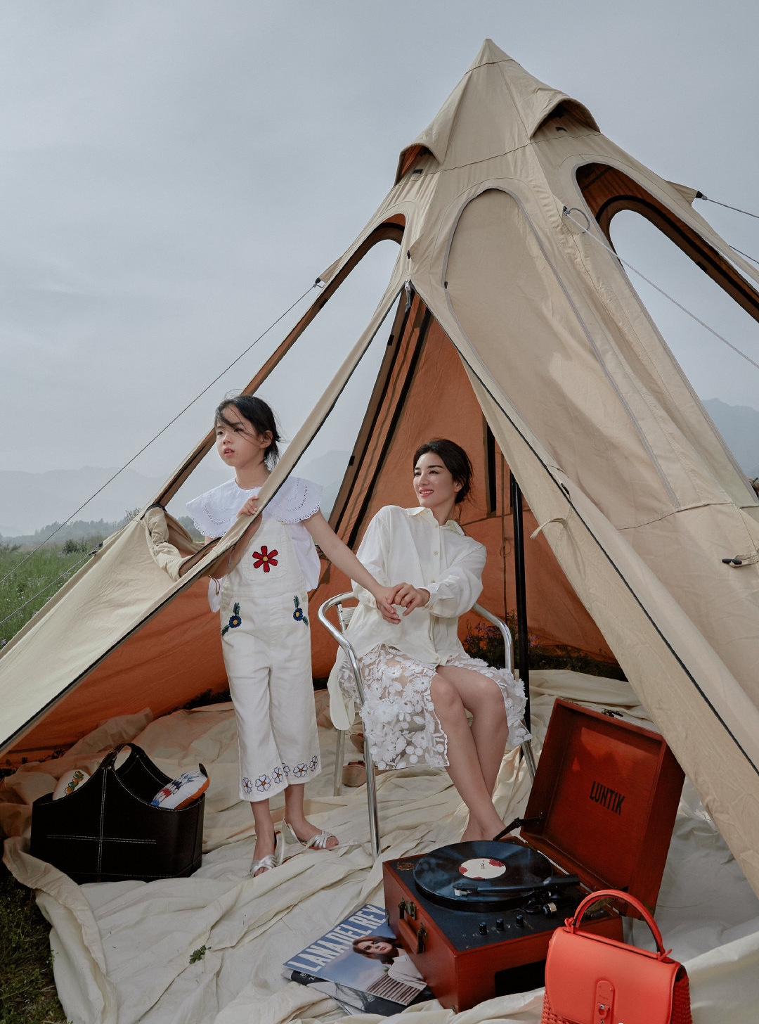 黄奕|黄奕与女儿拍纯白故事感大片，妈妈酷飒刚毅，黄芊玲公主范儿十足