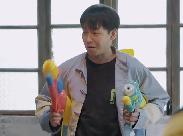 彭昱畅|彭昱畅拿水枪喷妹妹，张子枫脱口而出3个字，关系好坏一目了然