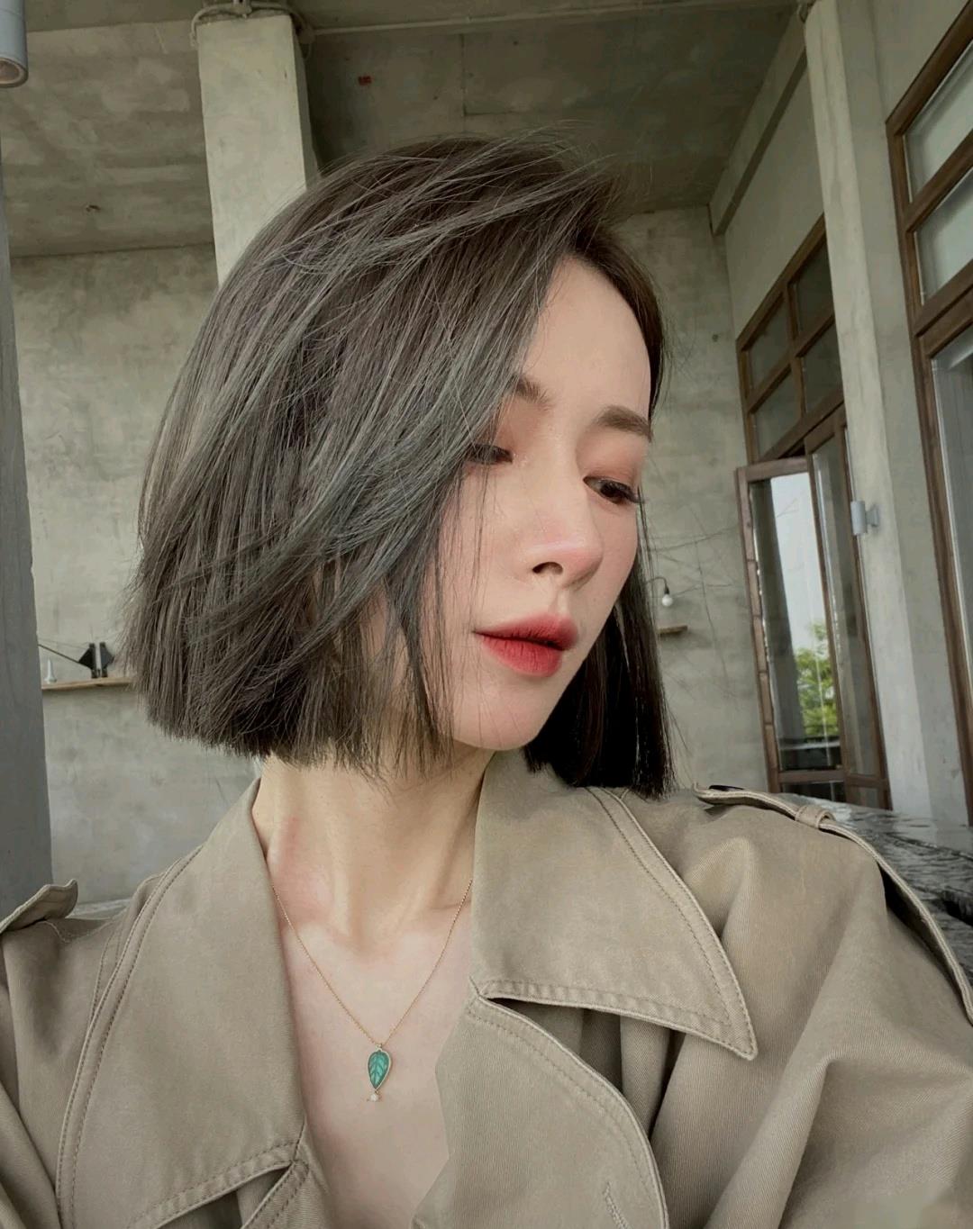 发型|波浪卷已经不流行了，今秋流行直发，减龄显脸小