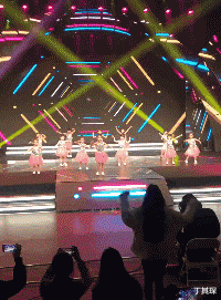 丁其琛|妹子以后别穿这么透的裙子坐公交车了,大爷看得高血压都要犯了