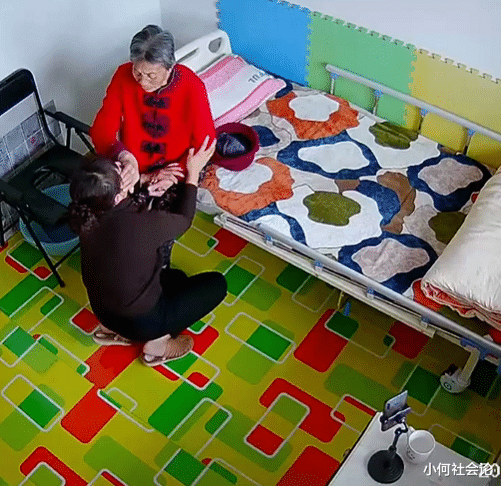 小何社会论 山东潍坊:生病母亲喝了便盆脏水,女儿自责大哭,老人摸头安慰