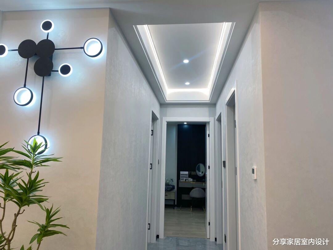 新房装修完工，网购的家具进场很喜欢，全屋无主灯的设计是亮点！