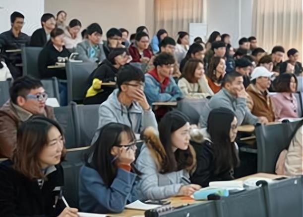 大学生|大学生期末复习状态火了，看似努力却没啥作用，家长看完笑不出来