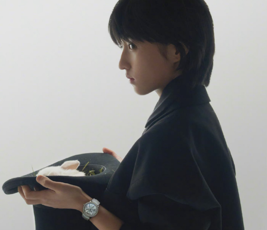 张子枫|张子枫方辟谣恋情传闻,我却注意她以前的画,和雪莉如出一辙?