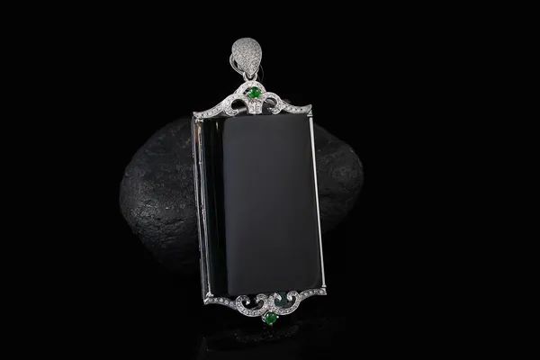 翡翠|起初，墨翠混在墨玉里傻傻分不清楚，上帝说：要有光！