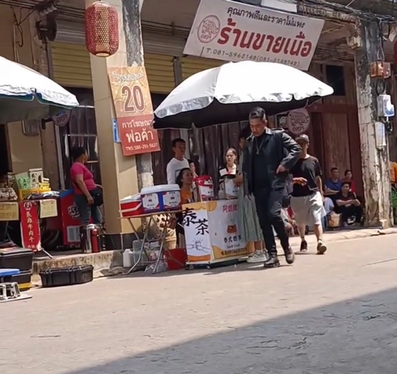 刘亦菲|陈小春现身海南文昌，为人低调还礼让电动车，完全不摆架子