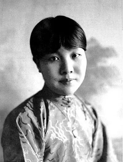 冰心|冰心纵容儿子悔婚出轨？墓碑被长孙涂8字辱骂，他们家族有何丑闻