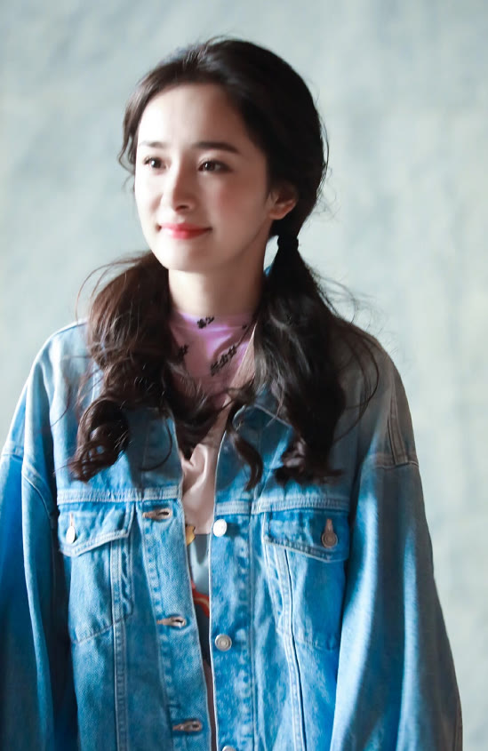 发型 别总扎丸子头了,伤发际线!秋天跟杨幂扎这3款发型,减龄显脸小